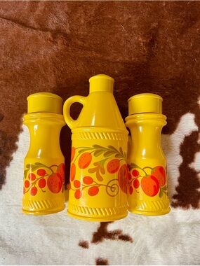 Vintage Retro 1970s Glass Pennsylvania Dutch set by Avon! Salt, pepper, Vinegar